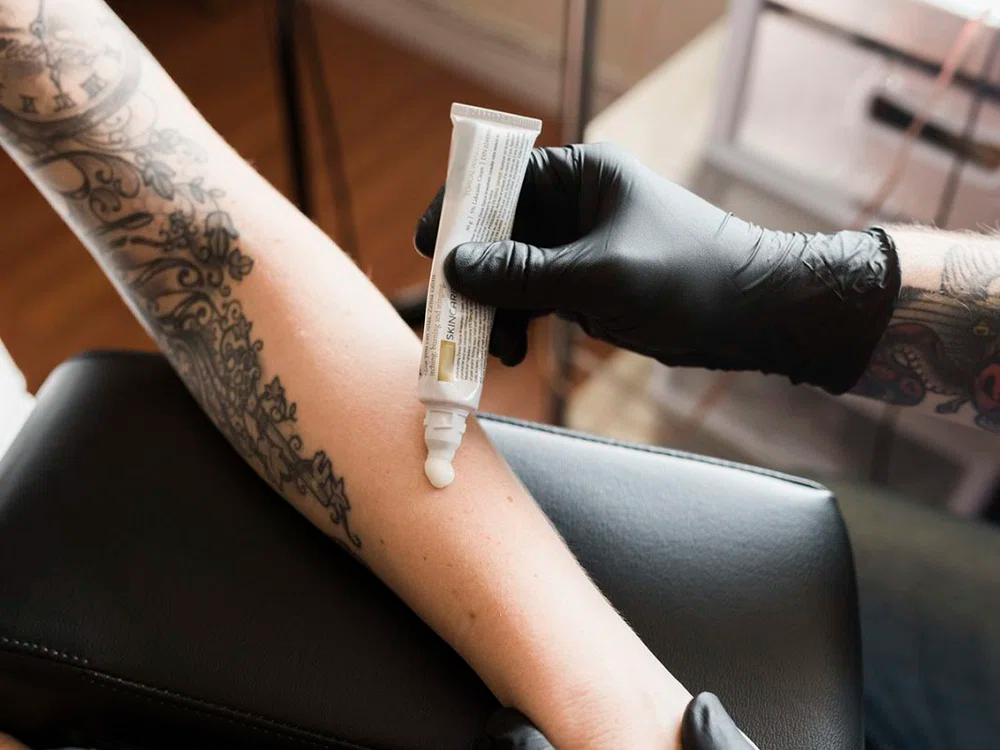 Pomada con anestesia para tatuajes